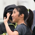 グランプリ女子１５００メートル決勝　レース後、花束を手に笑顔を見せる田中希実（撮影・大田将之）