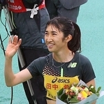 グランプリ女子１５００メートル　大会新で優勝し、スタンドからの声に応える田中希実（撮影・笠原次郎）