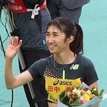 グランプリ女子１５００メートル　大会新で優勝し、スタンドからの声に応える田中希実（撮影・笠原次郎）