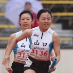 中学女子４００メートルリレー決勝　アンカー勝負となり、力走する山口の図師みなみ（３１３６）。後ろは第３走者の江上加里菜（撮影・笠原次郎）