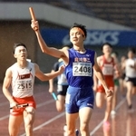 高校男子１６００メートルリレー決勝　混戦を抜け出し、トップでフィニッシュする滝川第二のアンカー久保（２４０８）＝撮影・小林良多