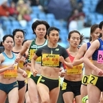 兵庫リレーカーニバルのグランプリ女子１５００メートルで、大会新記録で４連覇した田中希実（中央）＝２１日午後、ユニバー記念競技場（撮影・大田将之）