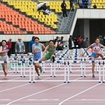 中学女子１００メートル障害　力走する選手たち＝ユニバー記念競技場（撮影・大田将之）