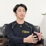 離島支援に取り組む一般社団法人の設立について思いを語る阪神の近本光司＝甲子園（撮影・中田匡峻）