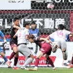 神戸-京都　後半、京都・原（１４）にヘディングで先制点を許す＝神戸市兵庫区、ノエビアスタジアム神戸（撮影・中西幸大）