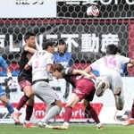 神戸－京都　後半、京都・原（１４）にヘディングで先制点を許す（撮影・中西幸大）