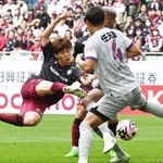 Ｊ１神戸-京都　後半、シュートを放つ神戸の宮代（中央）。神戸は計２９本のシュートを打つも無得点に終わった＝２７日午後、ノエビアスタジアム神戸（撮影・大田将之）