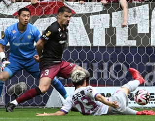 神戸の堅守を支えるＧＫ前川（左）、ＤＦトゥーレル＝４月２７日、ノエビアスタジアム神戸