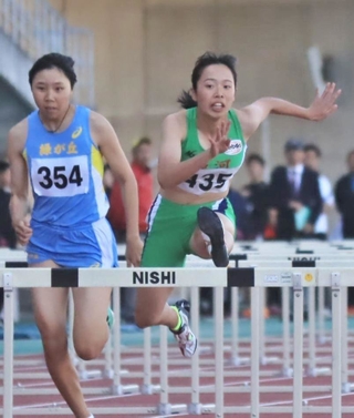 女子中学生１００メートル障害の予選で大会新記録を樹立し、決勝で優勝した神河の福田花奏（右）