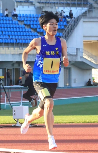 男子高校生以上５０００メートル決勝　優勝した姫路市陸協の石松賢大