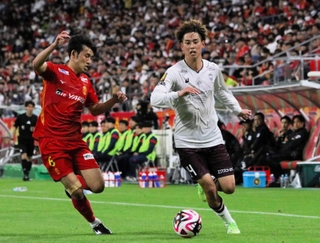 名古屋ー神戸　９試合ぶりに先発し、前半に左サイドを攻め上がる神戸の汰木（右）