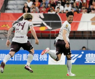 名古屋－神戸　前半４０分、今季初ゴールとなる先制点を決めて喜ぶ神戸の山口（右）