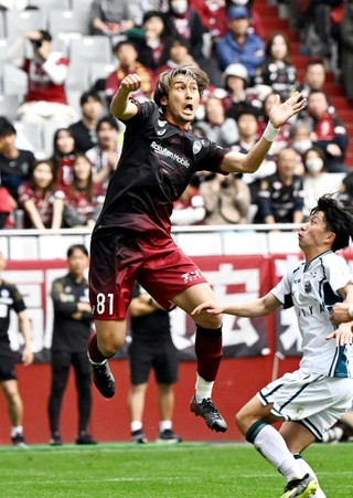 １年ぶりに戦列復帰し、躍動する神戸の菊池＝３月３０日、ノエビアスタジアム神戸