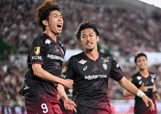 神戸－新潟　前半25分、追加点を挙げた神戸・宮代（左）と喜ぶ今季初先発の菊池（撮影・大田将之）