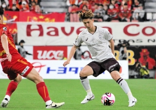 名古屋戦で今季リーグ初先発し、前線への中継役となった神戸の井出＝３日、豊田スタジアム