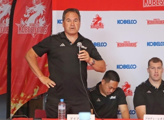 総括会見で今季の戦いを振り返ったデイブ・レニー・ヘッドコーチ（左）ら＝神戸市東灘区御影浜町