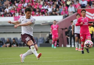 Ｃ大阪-神戸　前半、先制点を決める神戸の山口（撮影・長嶺麻子）