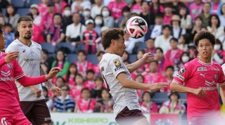 Ｃ大阪-神戸　前半、ヘディングでゴールを決める神戸の本多（撮影・長嶺麻子）