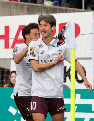 Ｃ大阪-神戸　後半、３点目を決めた神戸の大迫（１０）が喜びを爆発させる（撮影・長嶺麻子）