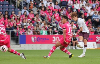 Ｃ大阪-神戸　後半、途中出場した神戸の宮代が４点目を決める（撮影・長嶺麻子）