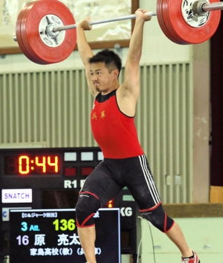 男子67キロ級で優勝した原亮太。スナッチ、トータルで大会新記録を樹立した