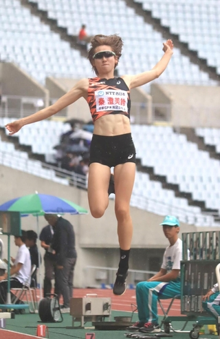 女子走り幅跳び決勝　６メートル72の大会新記録で優勝した秦澄美鈴