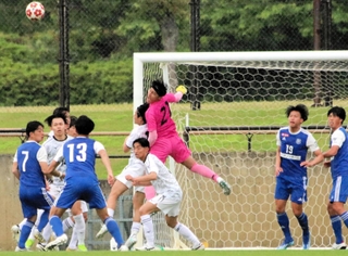 甲南大－関学大　先制した前半に関学大の猛攻をしのぐ甲南大のＧＫ板敷（２１）ら守備陣＝洲本市、アスパ五色