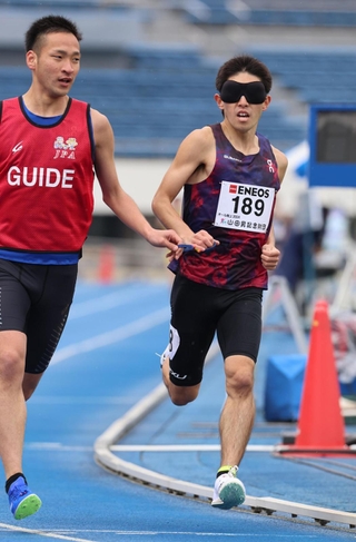 男子１５００メートル（視覚障害Ｔ11）でガイドと力走する唐沢剣也＝３月２３日、東京・駒沢陸上競技場（撮影・笠原次郎）