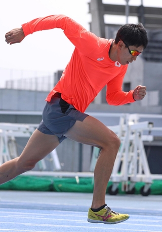日本代表合宿で調整に汗を流す男子４００メートル（視覚障害Ｔ13）の福永凌太＝４月６日、高松市の屋島レクザムフィールド（撮影・小林良多）