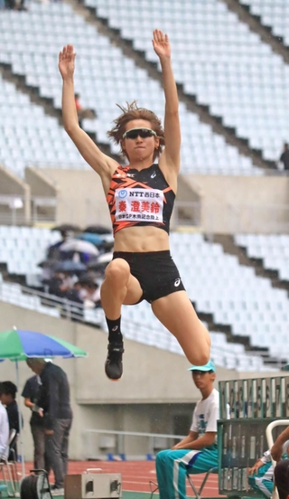 女子走り幅跳び決勝　６メートル72の大会新記録で優勝した秦澄美鈴