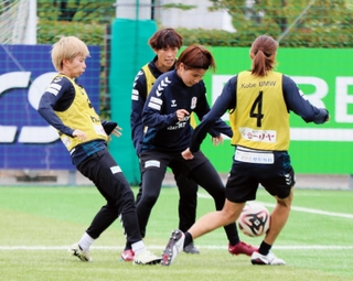 ホーム最終戦に向けて練習するＩＮＡＣ神戸イレブン＝神戸市東灘区向洋町中７、神戸レディースフットボールセンター
