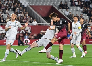 神戸-福岡　前半、神戸・宮代（中央）がシュートを放つもゴールならず＝ノエビアスタジアム神戸