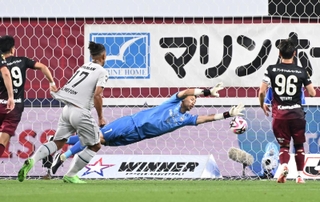 神戸-福岡　前半、福岡のＦＫからピンチを迎えるも神戸のＧＫ前川が好セーブ＝ノエビアスタジアム神戸