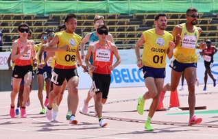 世界パラ陸上の男子５０００メートル（視覚障害Ｔ１１）で力走する選手たち＝１７日午前、神戸市須磨区のユニバー記念競技場（撮影・長嶺麻子）