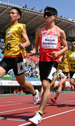男子５０００メートル（視覚障害Ｔ１１）決勝　１５分３秒２５で３位になった唐沢剣也（手前）＝ユニバー記念競技場（撮影・大田将之）