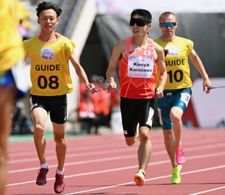 男子５０００メートル（視覚障害Ｔ１１）決勝　１５分３秒２５で３位になった唐沢剣也（中央）＝ユニバー記念競技場（撮影・大田将之） 