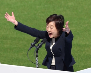 開会式で歓迎のあいさつをする増田明美会長（撮影・長嶺麻子）