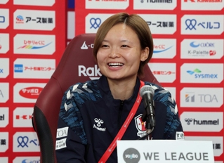 笑顔で引退会見するＩＮＡＣ神戸の増矢理花（撮影・長嶺麻子）