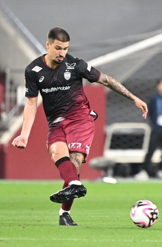 広い守備範囲で対人の強さを発揮するトゥーレル＝15日、ノエビアスタジアム神戸