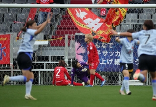 ＩＮＡＣ神戸-三菱重工浦和　前半、三菱重工浦和に先制点を決められ、肩を落とすＩＮＡＣ神戸イレブン＝１８日午後、神戸市兵庫区御崎町１、ノエビアスタジアム神戸（撮影・長嶺麻子）