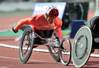 男子５０００メートル（車いすＴ５４）決勝　銀メダルに輝き、パリ出場枠を獲得した樋口政幸＝１８日午後、ユニバー記念競技場（撮影・小林良多）