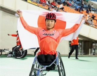 男子５０００メートル（車いすＴ５４）決勝　銀メダルを獲得した樋口政幸＝１８日午後、ユニバー記念競技場（撮影・小林良多）