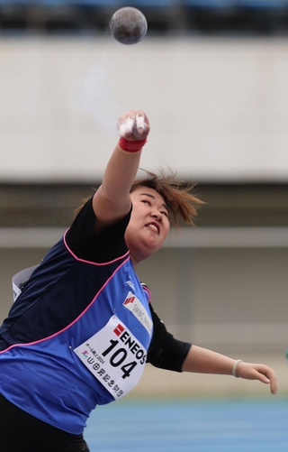 (4)女子砲丸投げ（上肢障害Ｆ46）に出場した斎藤由希子＝３月２４日、東京・駒沢陸上競技場（撮影・笠原次郎）