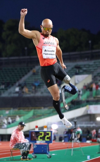 男子走り幅跳び（義足・機能障害Ｔ６３）決勝　５位入賞を果たした山本篤（撮影・笠原次郎）