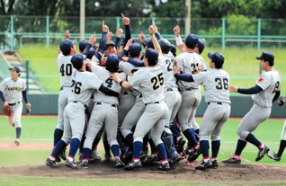 マウンドに集まり、２０２１年春以来のリーグ優勝を喜ぶ関学大ナイン＝大阪市住之江区南港東８、南港中央野球場