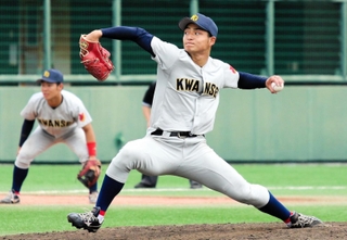 関学大－同大　１失点完投で、優勝投手となった関学大の飯田
