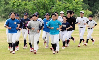 練習で体を動かすソフトボール男子の龍野＝たつの市内