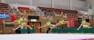 新体操女子団体　終盤でも５人がぴたりと呼吸を合わせ、５年ぶりに優勝を飾った須磨ノ浦＝西宮市ライフパートナーアリーナ