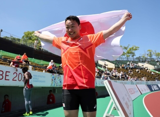 男子円盤投げ（脳性まひＦ３７）決勝　銅メダルを獲得した新保大和＝２５日午前、神戸市須磨区緑台、ユニバー記念競技場（撮影・小林良多）
