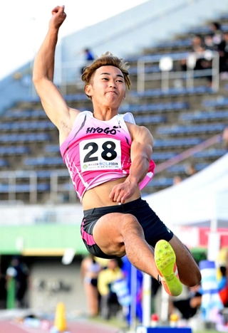 鹿児島国体の成年男子走り幅跳びで８位に入賞した吉田弘道＝２０２３年１０月、鹿児島市与次郎２、白波スタジアム
